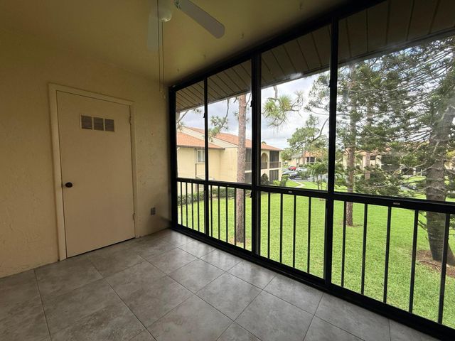 318 Knotty Pine Circle D-2, Greenacres, FL 33463