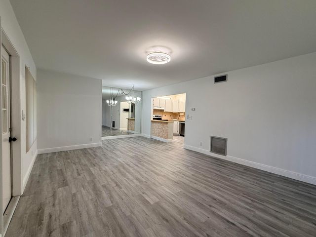 318 Knotty Pine Circle D-2, Greenacres, FL 33463