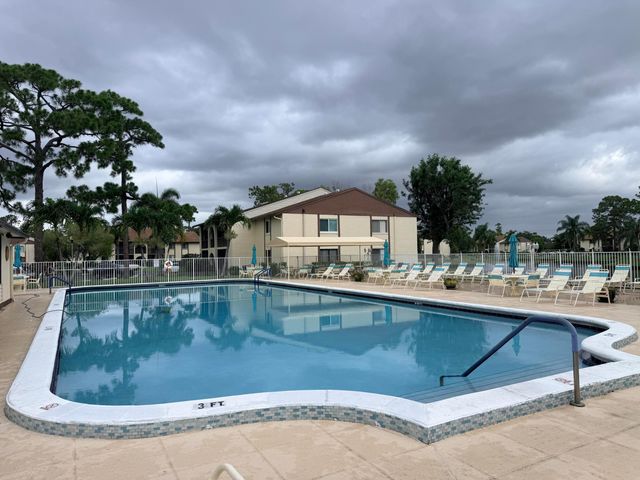 318 Knotty Pine Circle D-2, Greenacres, FL 33463
