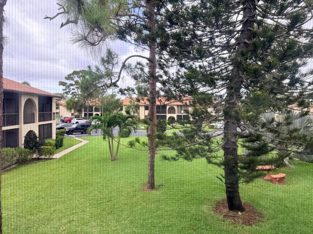 318 Knotty Pine Circle D-2, Greenacres, FL 33463