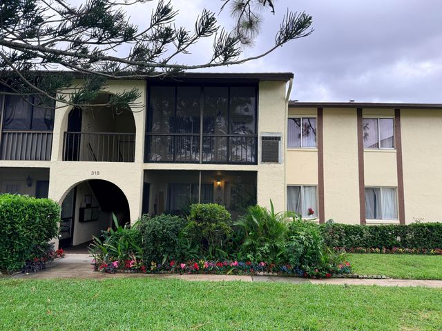 318 Knotty Pine Circle D-2, Greenacres, FL 33463