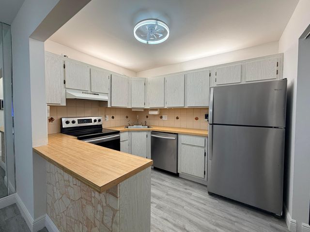 318 Knotty Pine Circle D-2, Greenacres, FL 33463