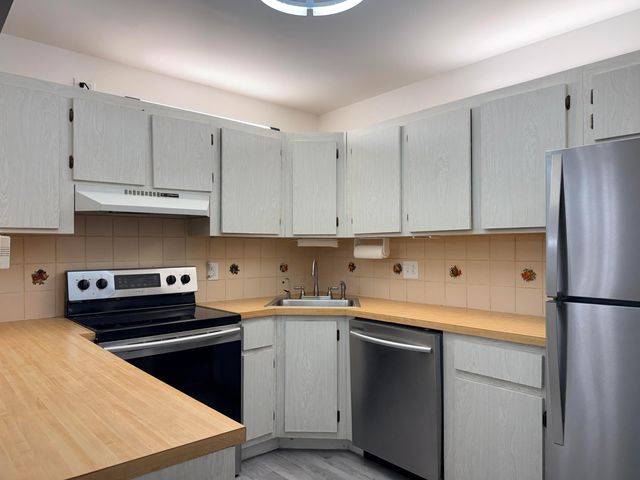 318 Knotty Pine Circle D-2, Greenacres, FL 33463