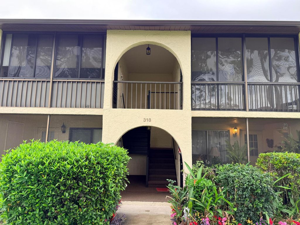 318 Knotty Pine Circle D-2, Greenacres, FL 33463