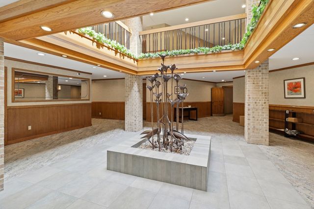 6100 Auto Club Road 305, Bloomington, MN 55438