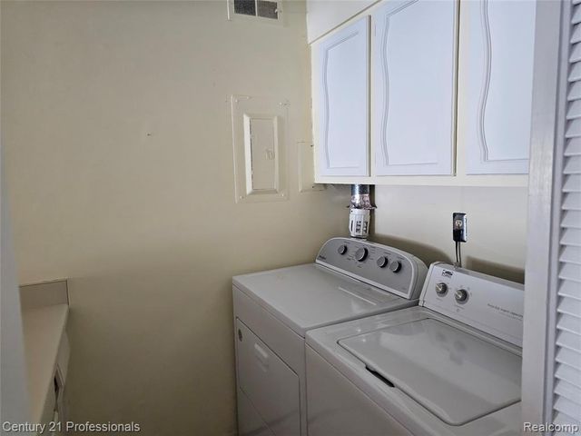 18328 University Park Drive, Livonia, MI 48152