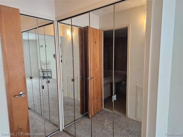 18328 University Park Drive, Livonia, MI 48152