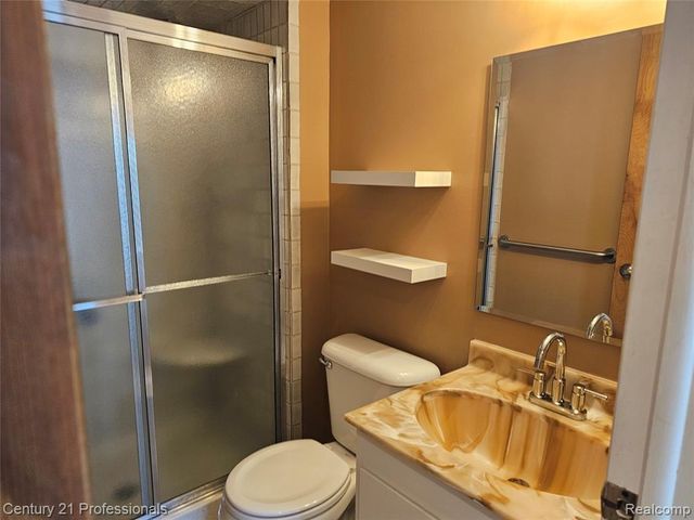 18328 University Park Drive, Livonia, MI 48152