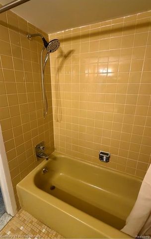 18328 University Park Drive, Livonia, MI 48152