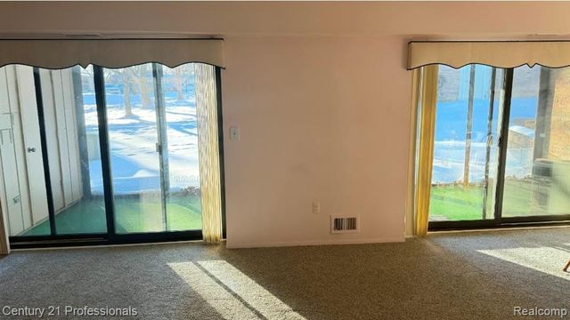 18328 University Park Drive, Livonia, MI 48152