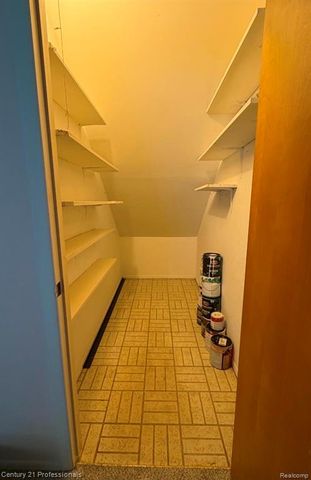 18328 University Park Drive, Livonia, MI 48152