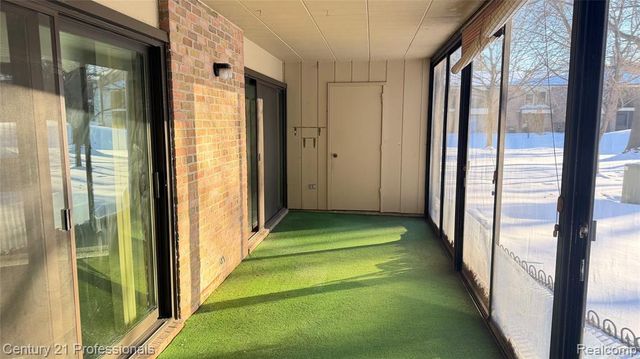 18328 University Park Drive, Livonia, MI 48152