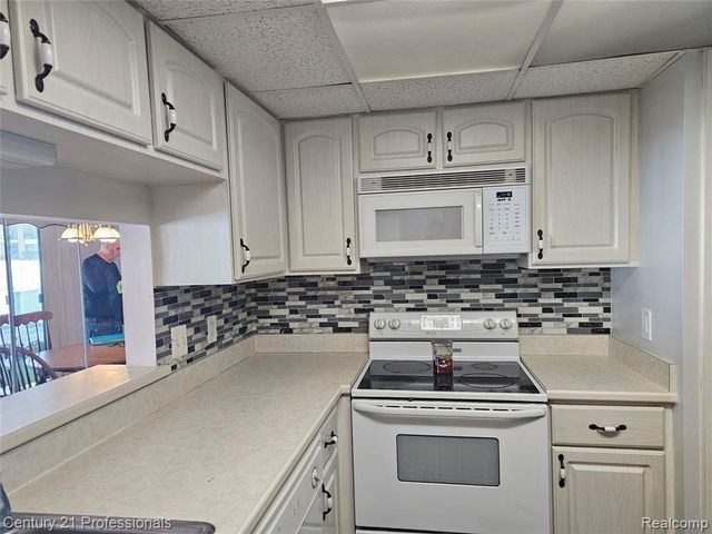 18328 University Park Drive, Livonia, MI 48152