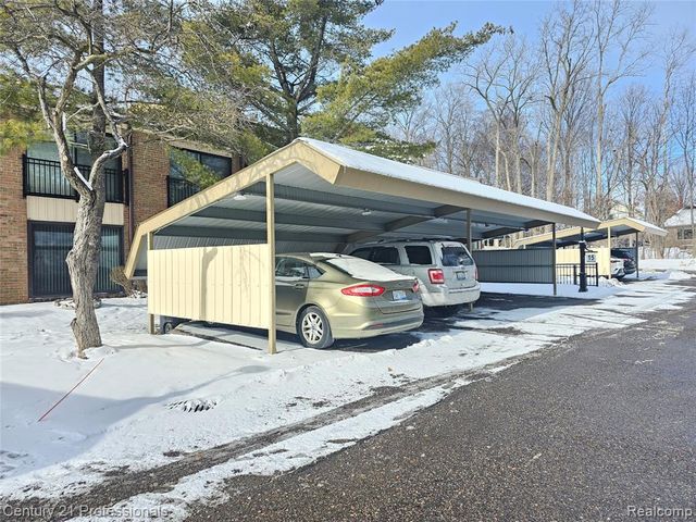 18328 University Park Drive, Livonia, MI 48152