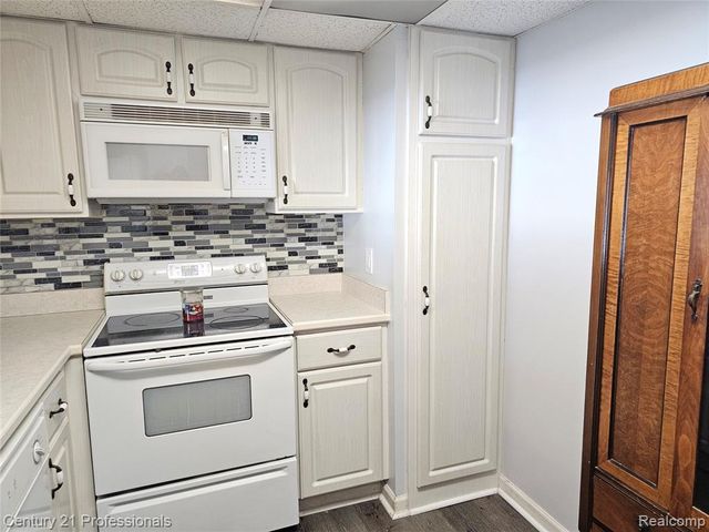 18328 University Park Drive, Livonia, MI 48152