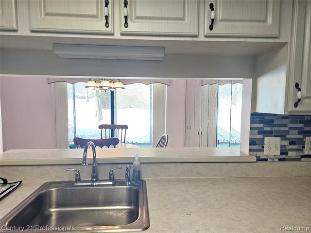 18328 University Park Drive, Livonia, MI 48152