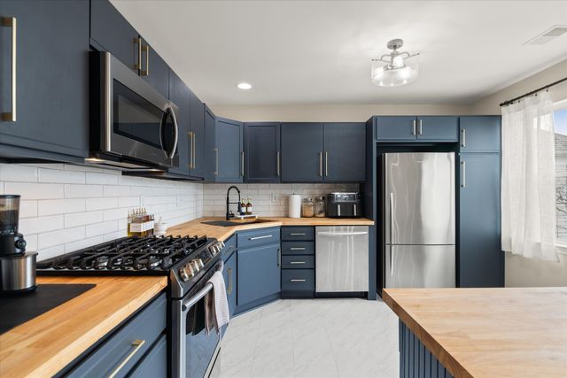 709 Fieldstone Circle W, Chelsea, MI 48118