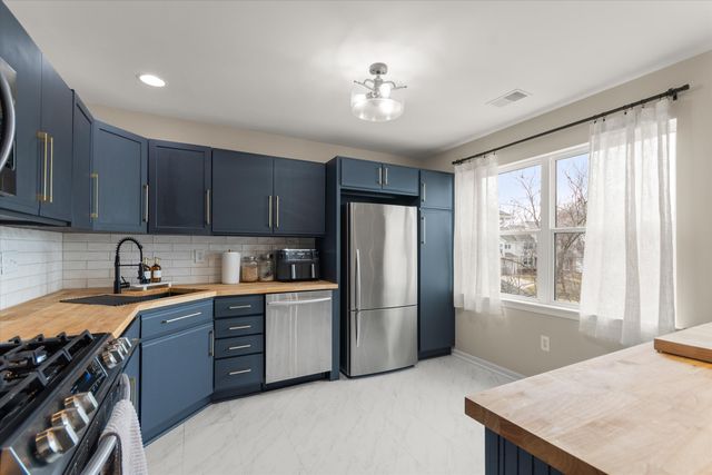 709 Fieldstone Circle W, Chelsea, MI 48118