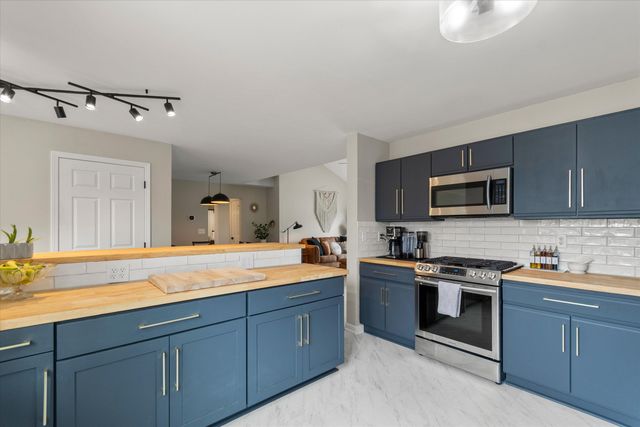 709 Fieldstone Circle W, Chelsea, MI 48118