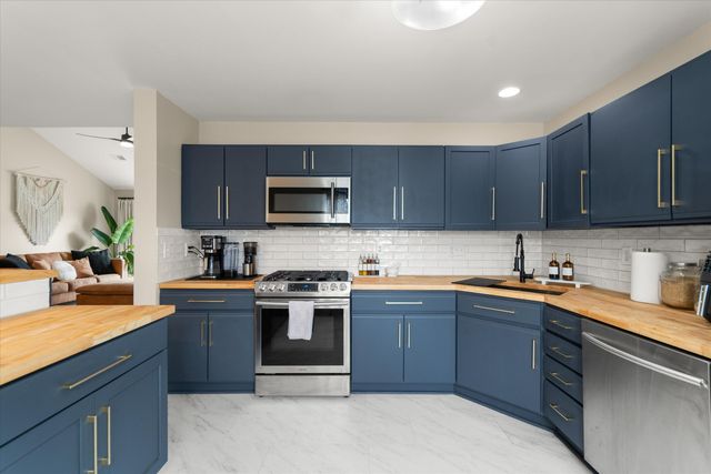 709 Fieldstone Circle W, Chelsea, MI 48118