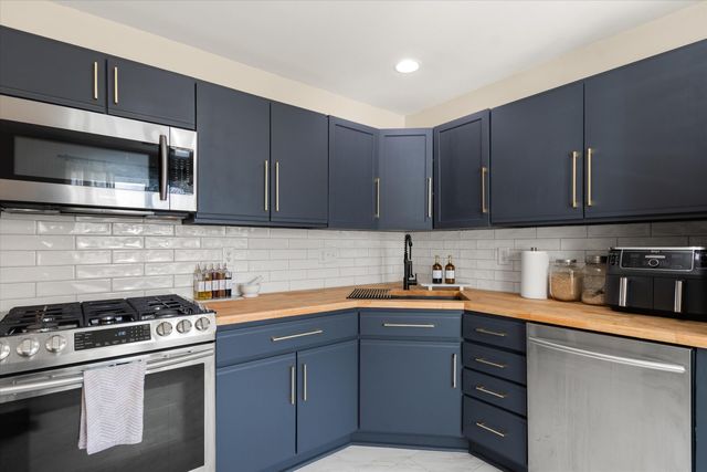 709 Fieldstone Circle W, Chelsea, MI 48118