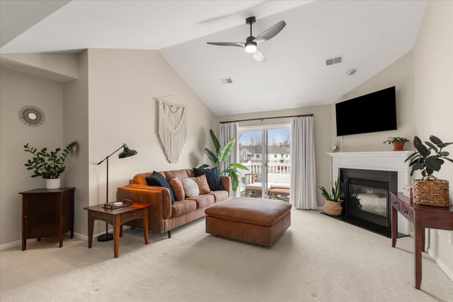 709 Fieldstone Circle W, Chelsea, MI 48118