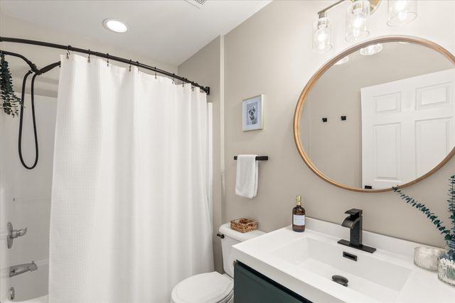 709 Fieldstone Circle W, Chelsea, MI 48118