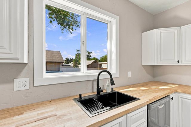 2427 N Standard St, Spokane, WA 99207