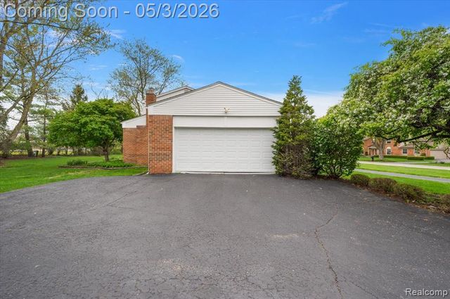 4821 School Bell Lane, Bloomfield Hills, MI 48301