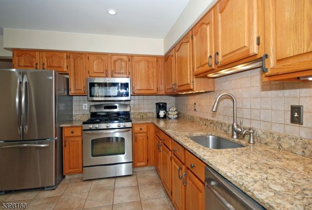 34 Iroquois Trl, Branchburg Twp., NJ 08876