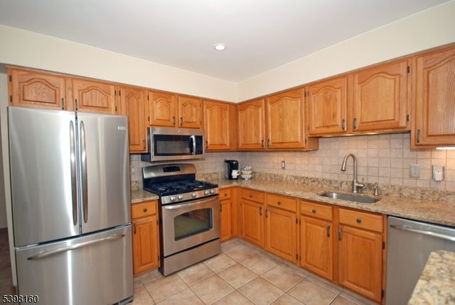 34 Iroquois Trl, Branchburg Twp., NJ 08876