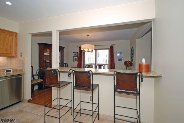 34 Iroquois Trl, Branchburg Twp., NJ 08876