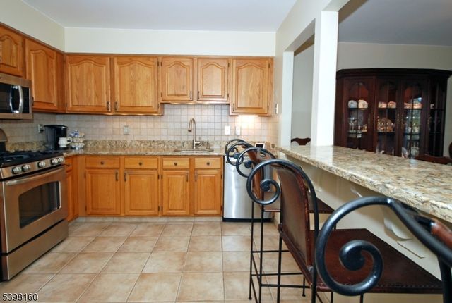 34 Iroquois Trl, Branchburg Twp., NJ 08876