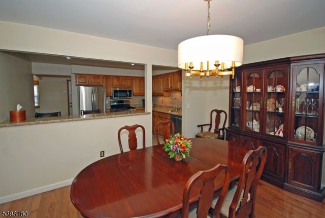 34 Iroquois Trl, Branchburg Twp., NJ 08876