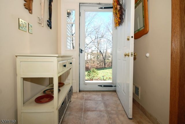 34 Iroquois Trl, Branchburg Twp., NJ 08876