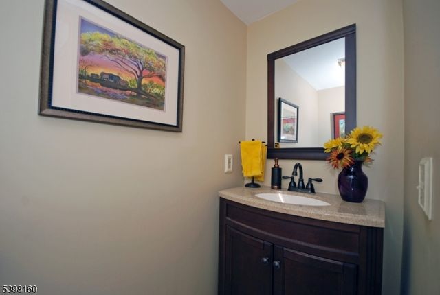 34 Iroquois Trl, Branchburg Twp., NJ 08876