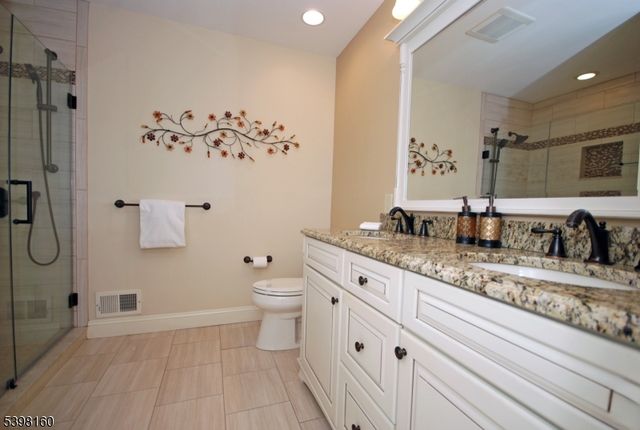 34 Iroquois Trl, Branchburg Twp., NJ 08876