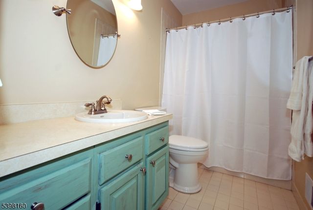 34 Iroquois Trl, Branchburg Twp., NJ 08876