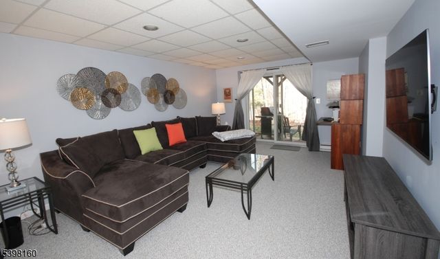 34 Iroquois Trl, Branchburg Twp., NJ 08876