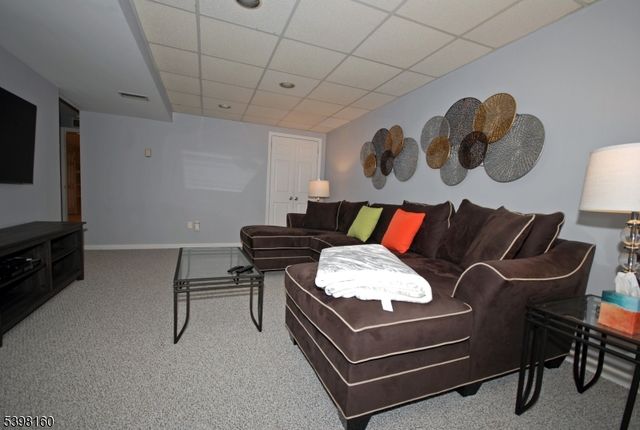 34 Iroquois Trl, Branchburg Twp., NJ 08876