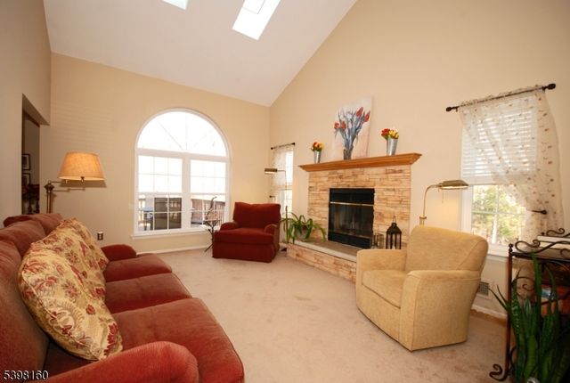 34 Iroquois Trl, Branchburg Twp., NJ 08876