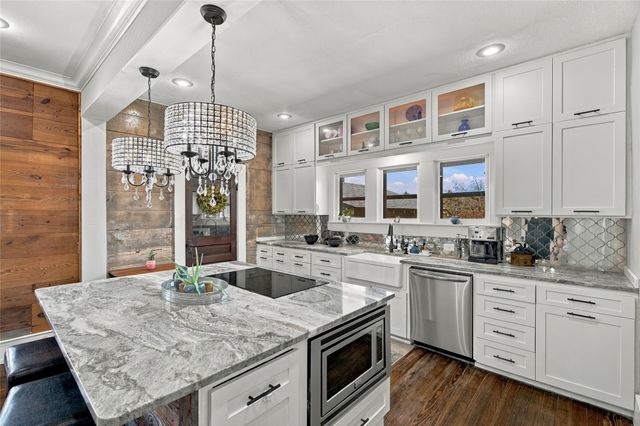 300 W College Street, Grapevine, TX 76051