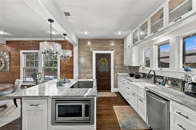 300 W College Street, Grapevine, TX 76051