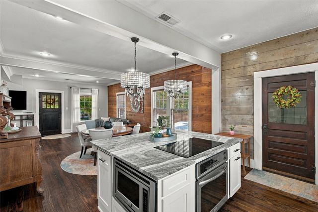 300 W College Street, Grapevine, TX 76051