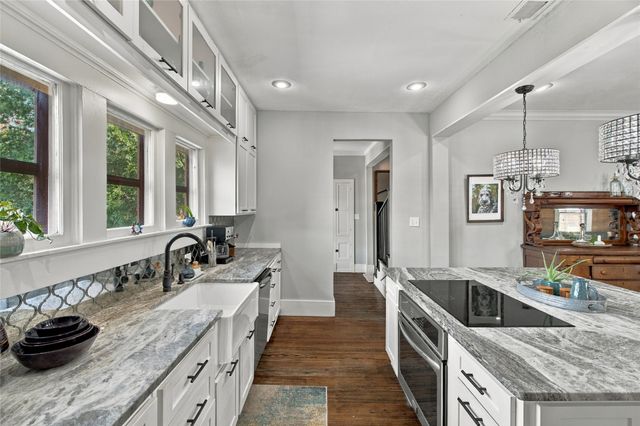 300 W College Street, Grapevine, TX 76051