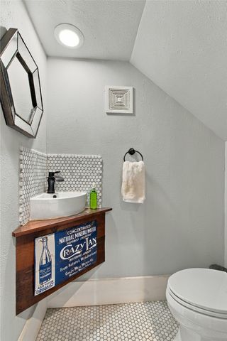 300 W College Street, Grapevine, TX 76051