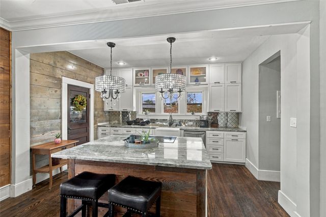 300 W College Street, Grapevine, TX 76051