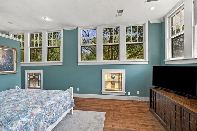 300 W College Street, Grapevine, TX 76051