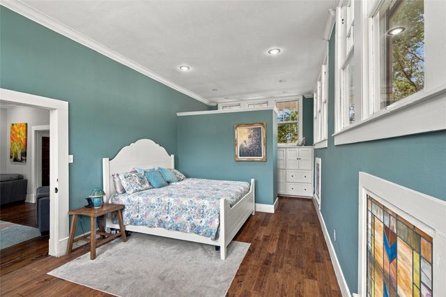 300 W College Street, Grapevine, TX 76051