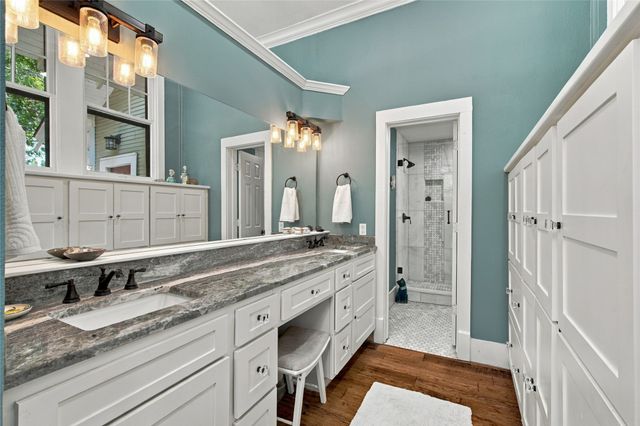 300 W College Street, Grapevine, TX 76051